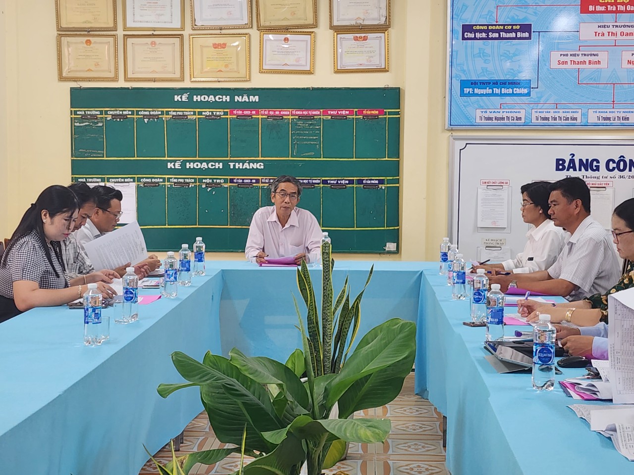Họp Hội đồng xét tuyển sinh lớp 6 trường THCS DTNT Mỹ Tú năm học 2024-2025
